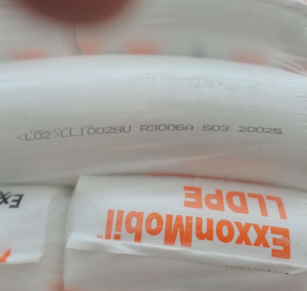 a7090cc0-7b1a-46b1-b38b-420afdf68eeb_ExxonMobil LLDPE LL1002BU plastic resin bag, Linear Low Density Polyethylene raw material batch label.jpg